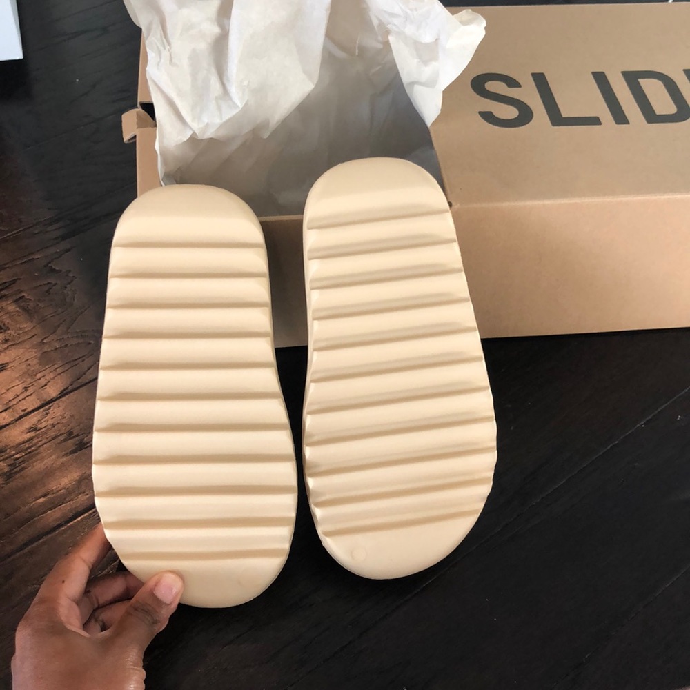 Yeezy Slides - Picture 3 of 5